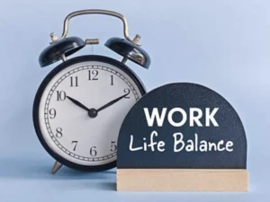 Read more about the article How to Balance a Full-Time Job While Building a Side Hustle