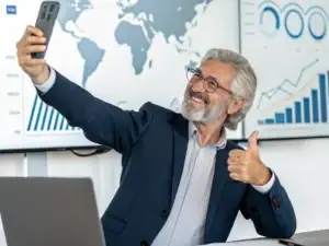 Read more about the article Monetizing Your Knowledge After 40: A Guide to Online Income
